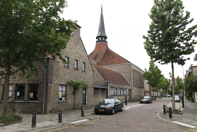 914442 Gezicht op de Wilhelminakerk (Hobbemastraat 35) te Utrecht, vanaf de Jacob van Ruisdaelstraat.